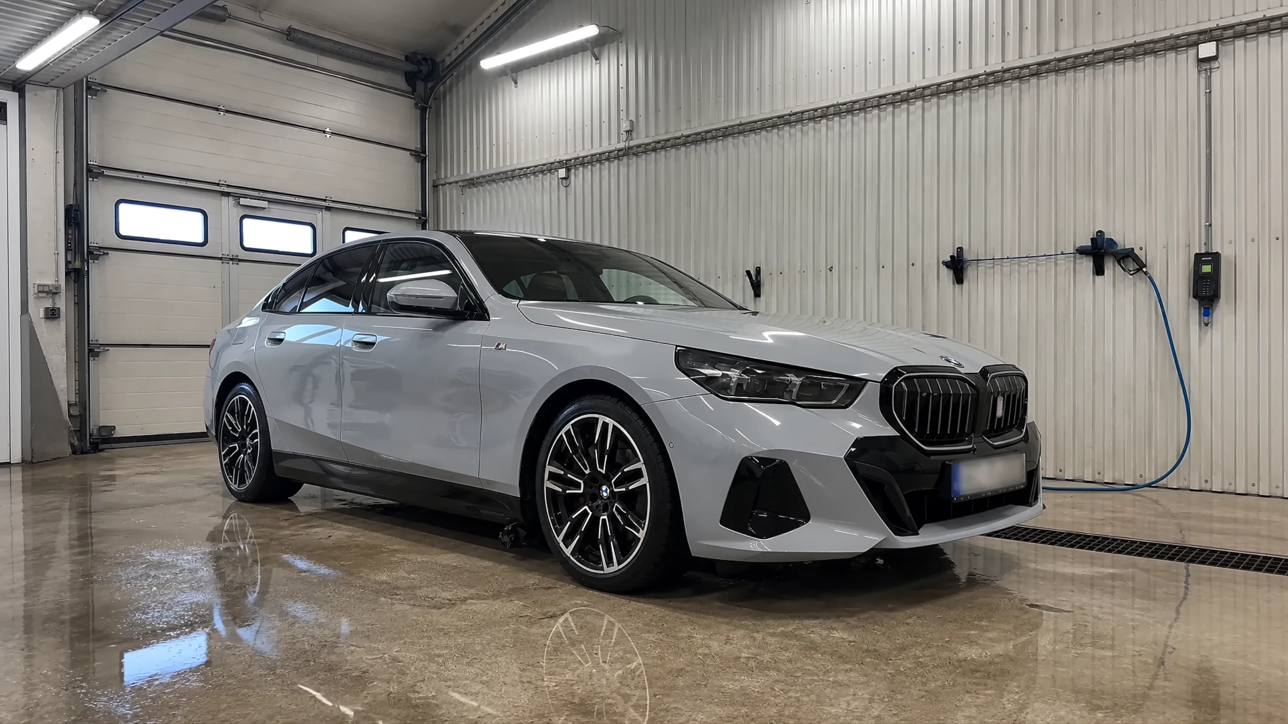 Nytvättad BMW 5-serie i Hyper Detailings tvätthall i Umeå
