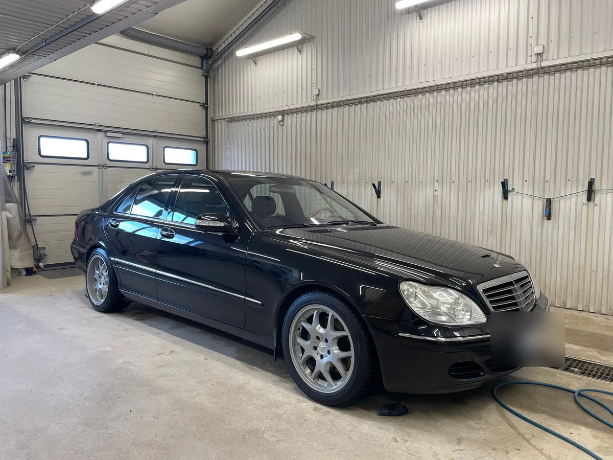 Svart Mercedes S-klass efter rekond, fotograferad snett framifrån